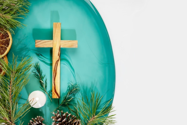 Vue d'angle élevé des décorations de Noël sur fond blanc