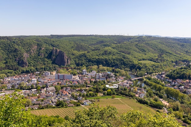 Photo vue d'angle élevé depuis les rotenfels de bad münster am stein ebernburg avec la rivière nahe en allemagne