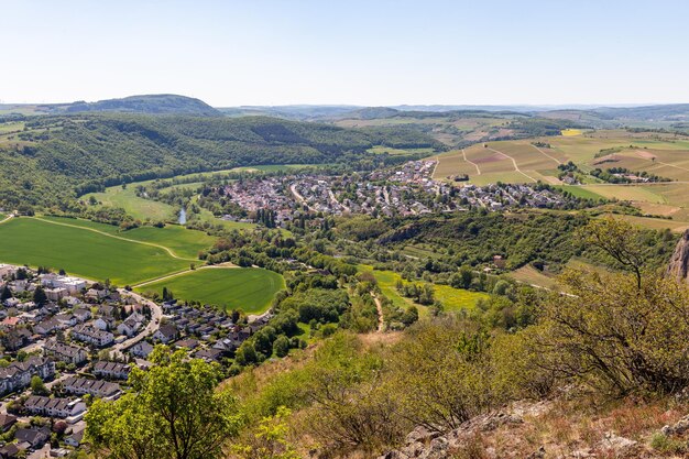 Photo vue d'angle élevé depuis les rotenfels de bad münster am stein ebernburg avec la rivière nahe en allemagne