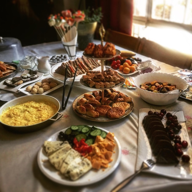 Photo vue d'angle élevé de divers aliments servis sur la table