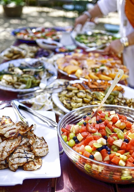 Photo vue d'angle élevé de divers aliments sur la table