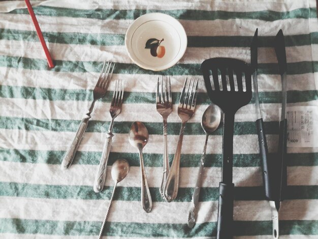 Vue d'angle élevé de divers ustensiles à manger sur la table