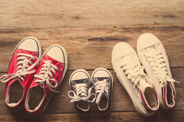 Vue d'angle élevé de diverses chaussures sur le sol en bois dur