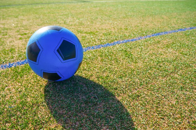 Vue d'angle élevé du ballon de football sur le terrain