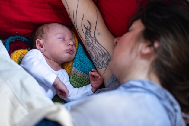 Vue d'angle élevé du bébé endormi sur le lit