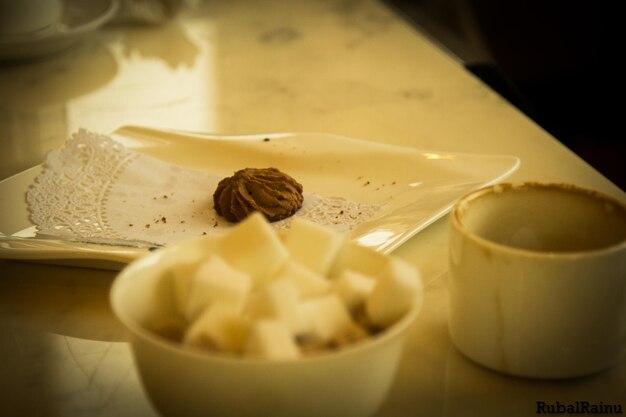 Photo vue d'angle élevé du biscuit servi dans l'assiette sur la table