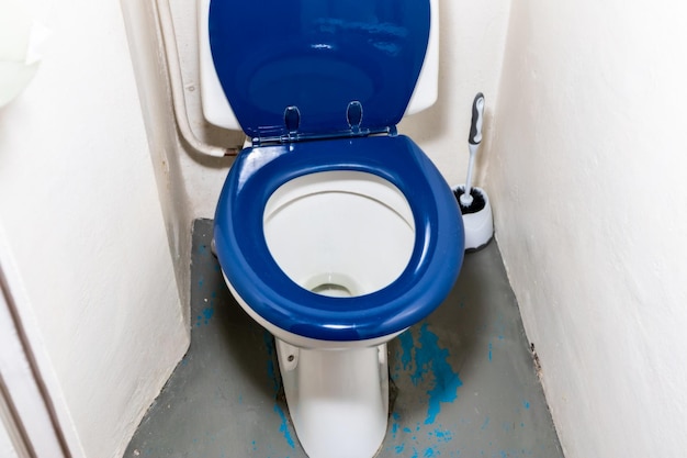 Vue d'angle élevé du bol de toilette bleu dans la salle de bain.
