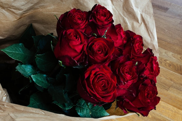 Photo vue d'angle élevé du bouquet de roses sur la table