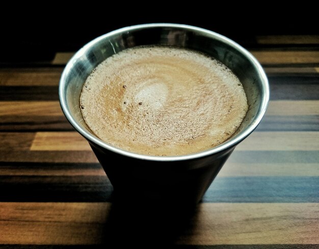 Vue d'angle élevé du café servi dans la tasse sur la table