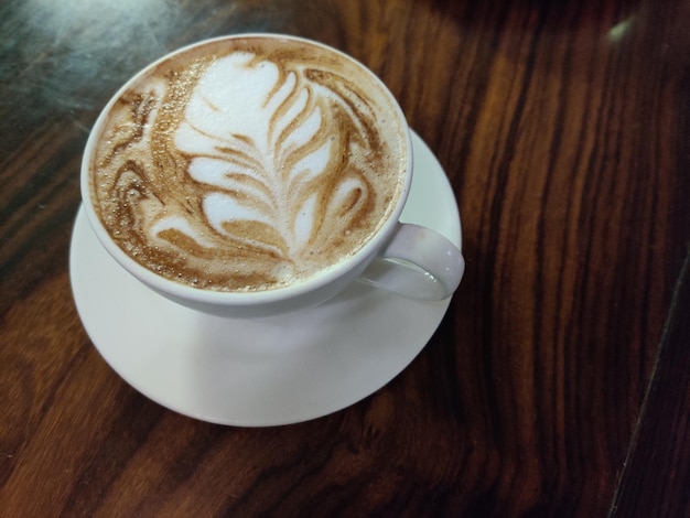 Vue d'angle élevé du cappuccino sur la table