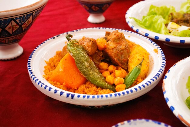 Vue d'angle élevé du couscous servi dans l'assiette