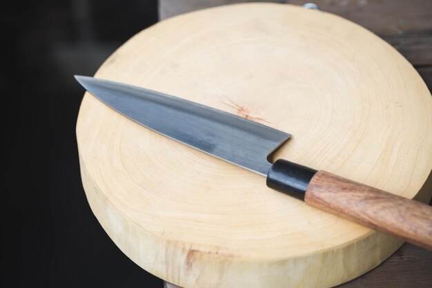 Vue d'angle élevé du couteau avec la planche à couper sur la table