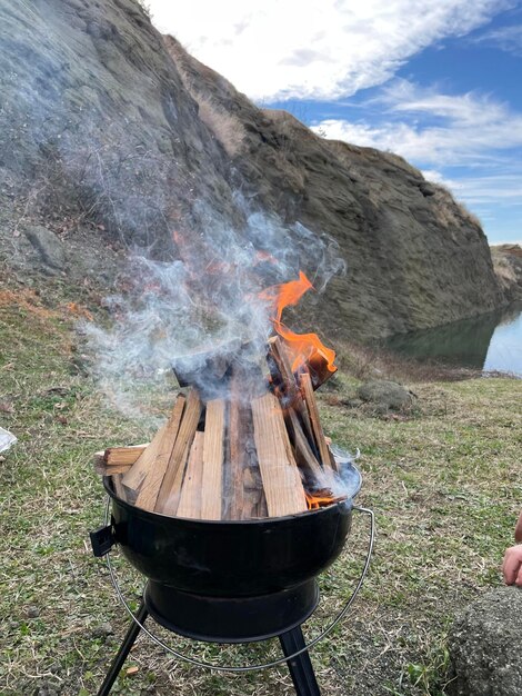 Photo vue d'angle élevé du feu de joie sur le gril de barbecue contre le ciel