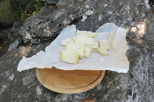 Photo vue d'angle élevé du fromage sur le rocher