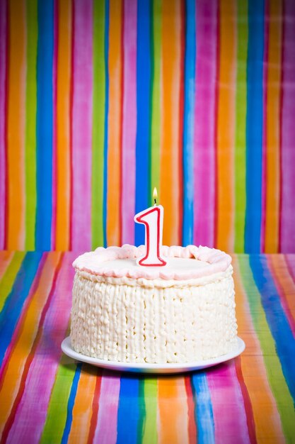 Vue d'angle élevé du gâteau d'anniversaire sur un fond multicolore