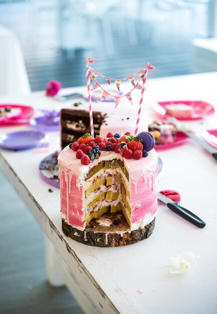 Photo vue d'angle élevé du gâteau dans l'assiette sur la table