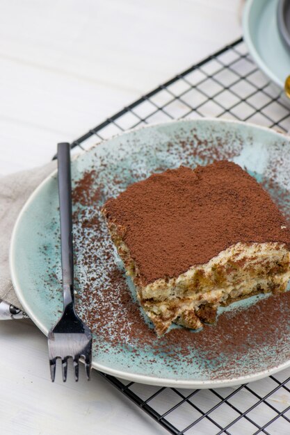 Vue d'angle élevé du gâteau dans l'assiette sur la table