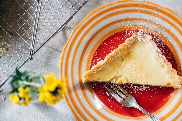 Photo vue d'angle élevé du gâteau dans l'assiette