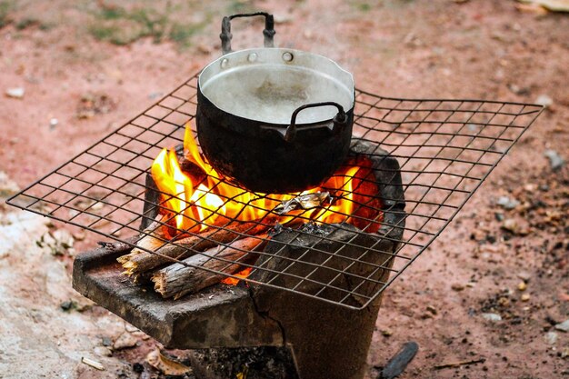 Photo vue d'angle élevé du gril de barbecue