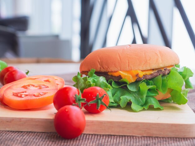 Photo vue d'angle élevé du hamburger sur la table