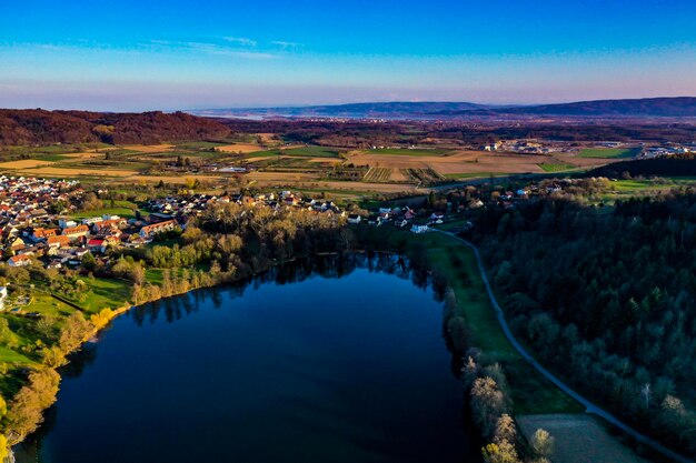 Vue d'angle élevé du lac au milieu des arbres contre le ciel