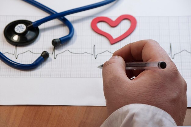 Photo vue d'angle élevé du médecin analysant la trace d'impulsion au bureau de l'hôpital