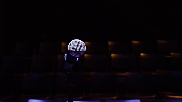 Vue à angle élevé du microphone sur scène