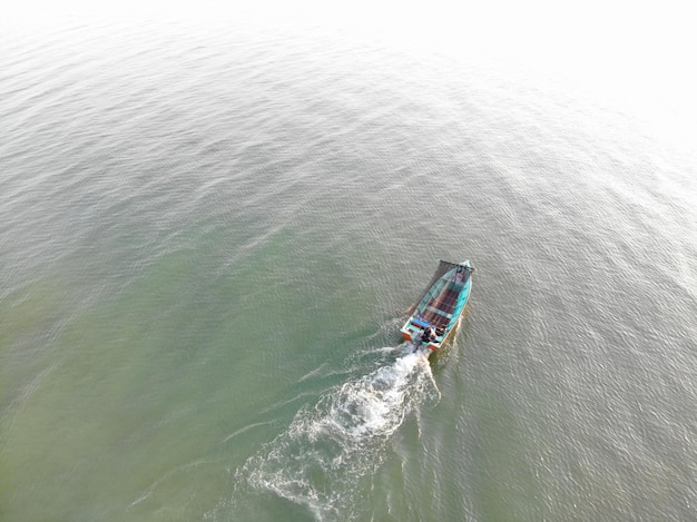 Photo vue d'angle élevé du navire en mer