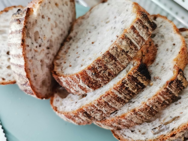 Vue d'angle élevé du pain dans l'assiette