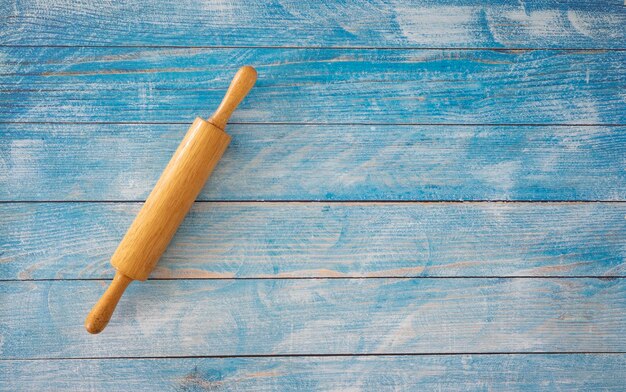 Photo vue d'angle élevé du pain sur une table en bois