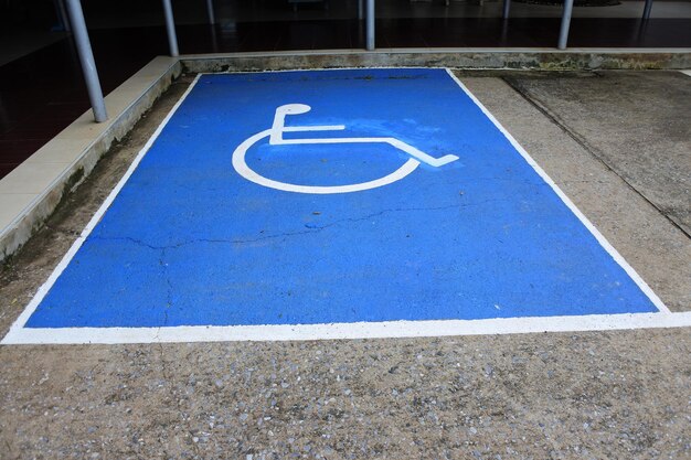 Photo vue d'angle élevé du panneau d'accès pour fauteuil roulant sur le parking