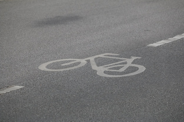 Vue d'angle élevé du panneau sur la piste cyclable
