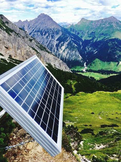 Photo vue d'angle élevé du panneau solaire contre la chaîne de montagnes