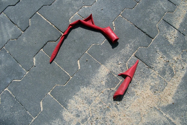 Vue d'angle élevé du parapluie rouge