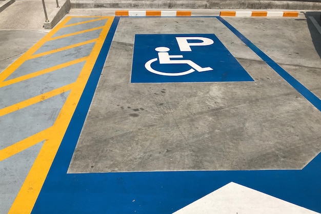Photo vue d'angle élevé du parking pour personnes handicapées avec un panneau sur la route