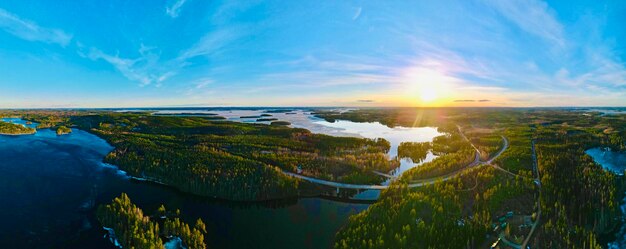 Photo vue d'angle élevé du pays du lac contre le ciel