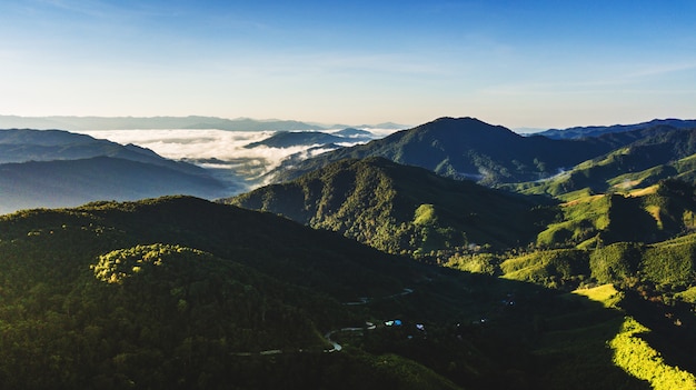 Vue d&#39;angle élevé du paysage de montagne dans la province de Nan en Thaïlande