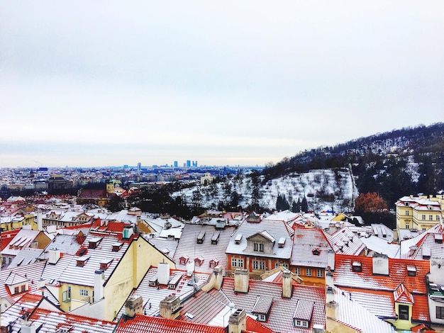 Vue d'angle élevé du paysage urbain contre le ciel en hiver