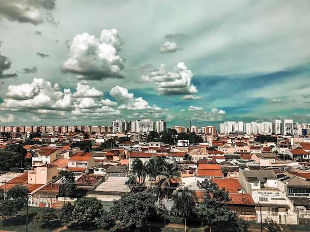 Photo vue d'angle élevé du paysage urbain contre le ciel