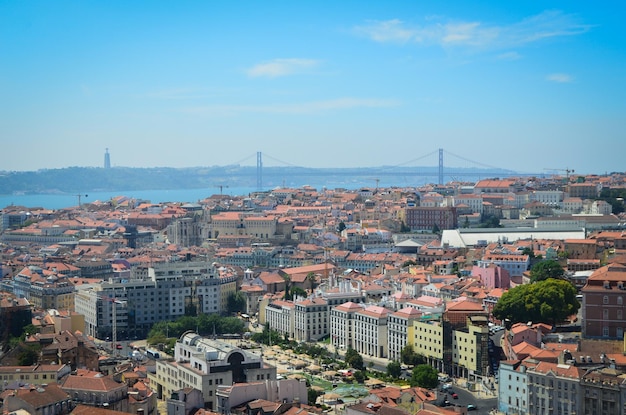 Vue d'angle élevé du paysage urbain contre le pont du 25 avril sur la rivière
