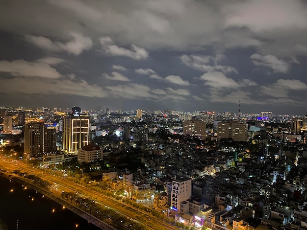 Vue d'angle élevé du paysage urbain éclairé contre le ciel la nuit