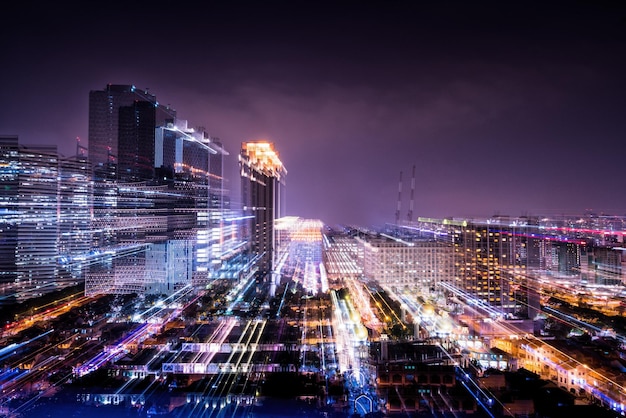 Vue d'angle élevé du paysage urbain éclairé la nuit