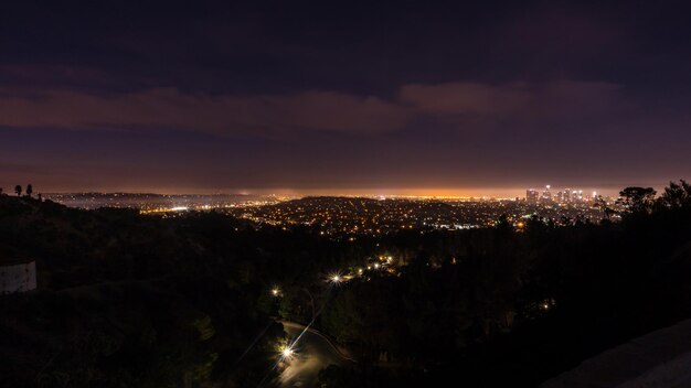 Vue d'angle élevé du paysage urbain éclairé la nuit