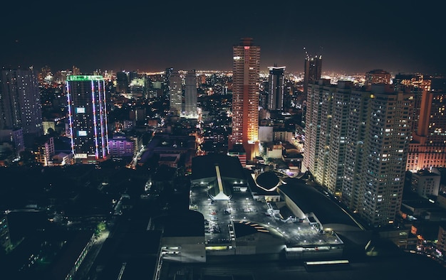 Vue d'angle élevé du paysage urbain éclairé la nuit