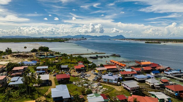 Vue d'angle élevé du paysage urbain par la mer contre le ciel