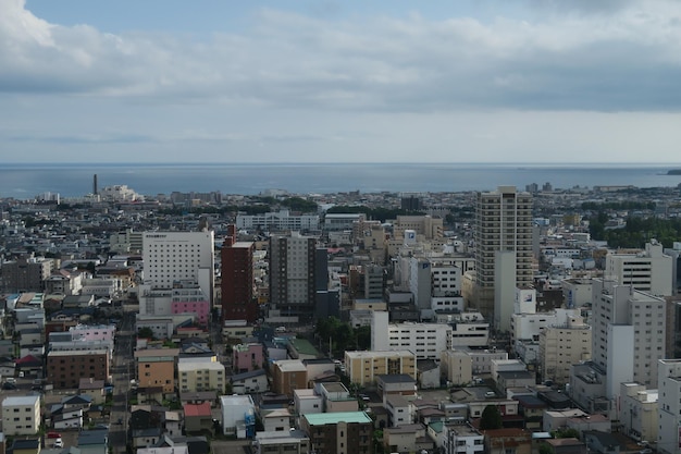 Vue d'angle élevé du paysage urbain par la mer contre le ciel