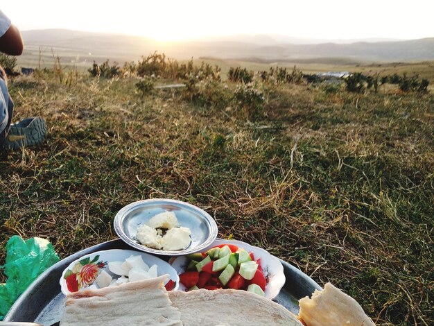 Vue d'angle élevé du petit déjeuner sur le champ contre le ciel