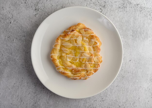 Vue d'angle élevé du petit déjeuner dans l'assiette