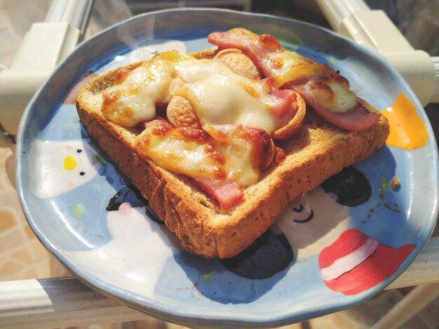 Vue d'angle élevé du petit déjeuner dans l'assiette