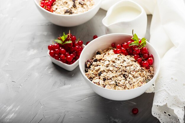 Photo vue d'angle élevé du petit déjeuner dans un bol sur la table